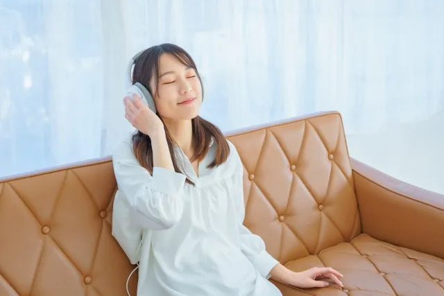 音楽を聴いている女性