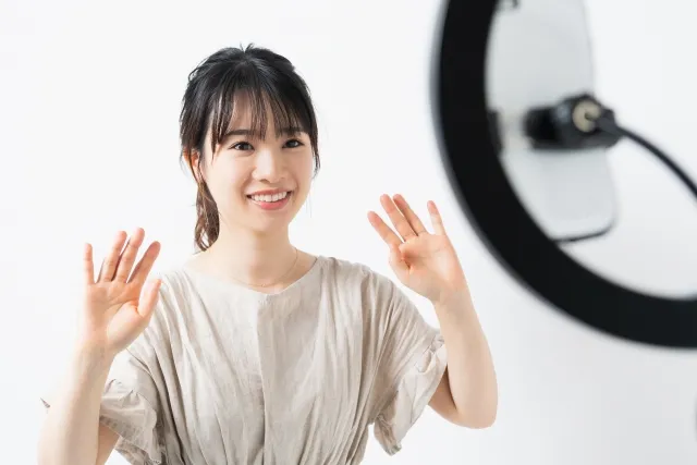 ライブ配信をする女性